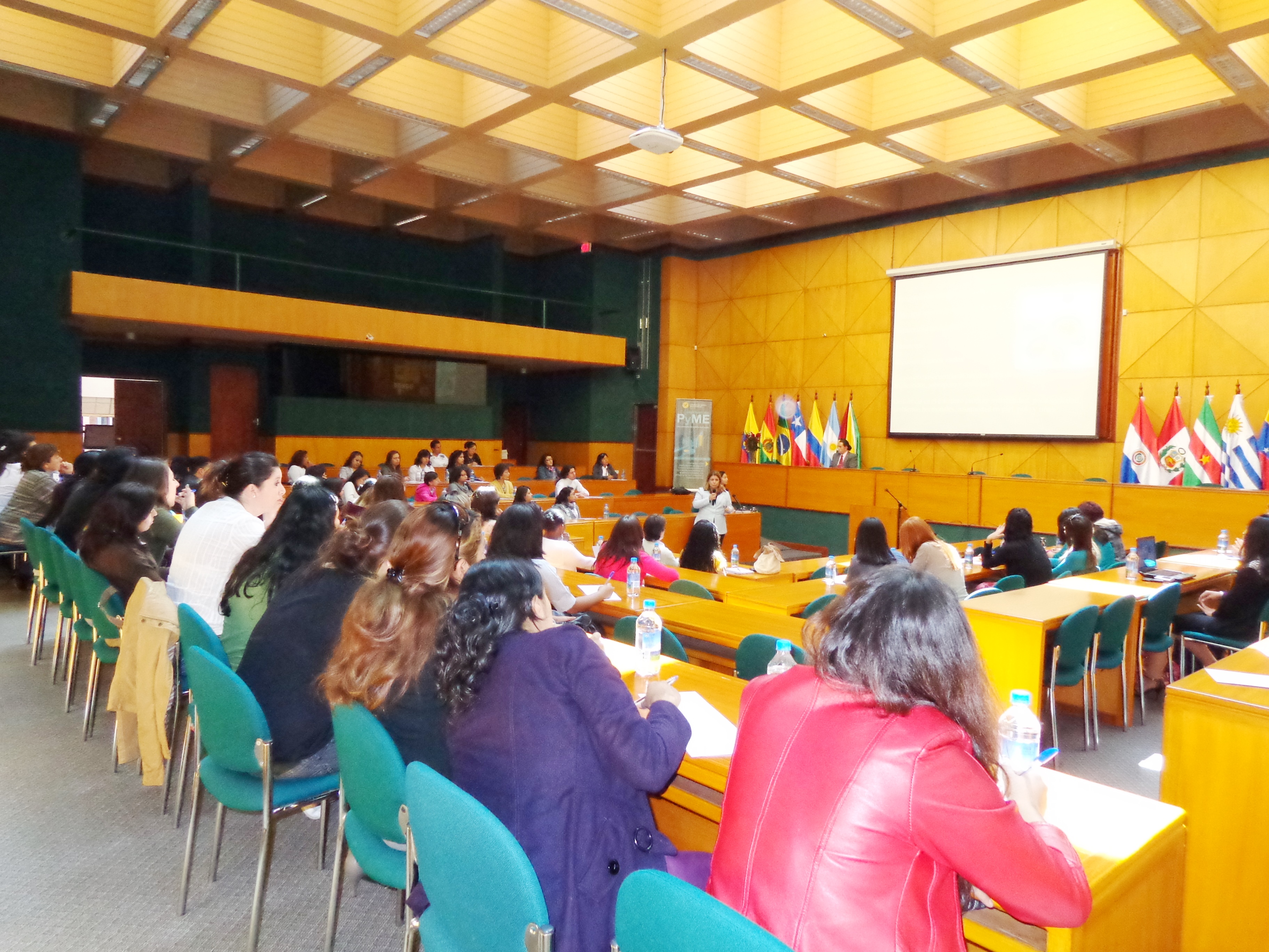 Charla para padres y personal docente sobre la crianza y educación de los niños, dictada por RedCorazoncito S.A.