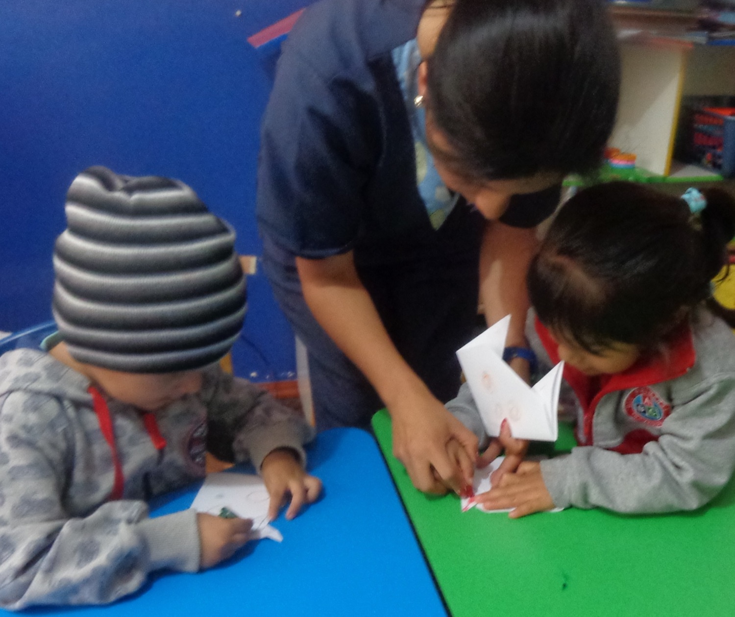 Psicóloga de RedCorazoncito S.A. acompañando una actividad pedagógica con niños en un centro infantil