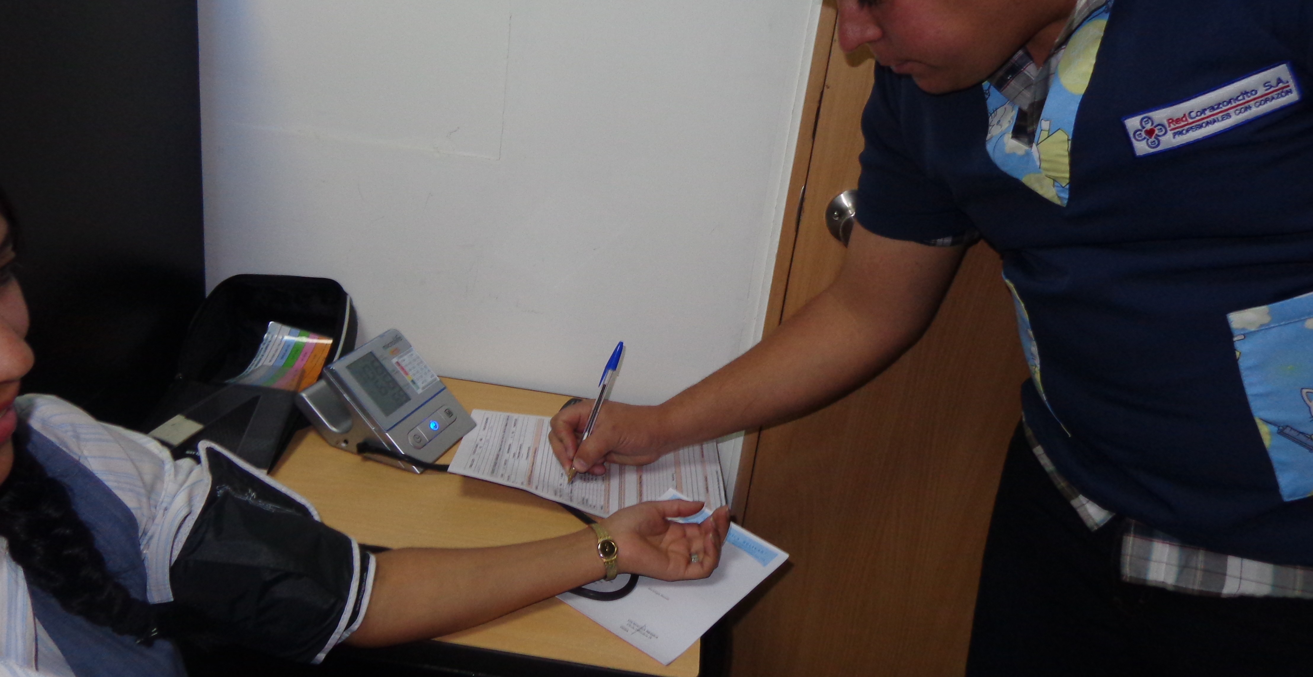 Profesional de RedCorazoncito S.A. atendiendo a pacientes en consulta