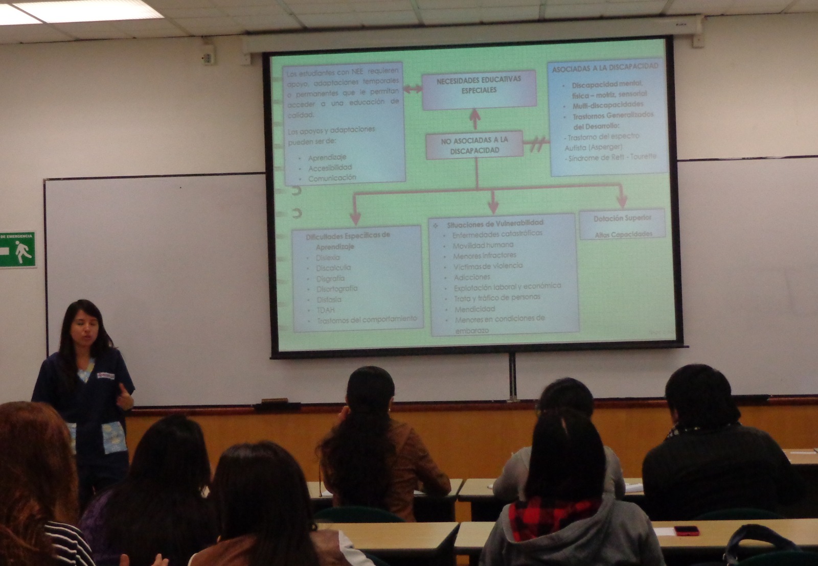 Charla para padres y personal docente sobre la crianza y educación de los niños, dictada por RedCorazoncito S.A.